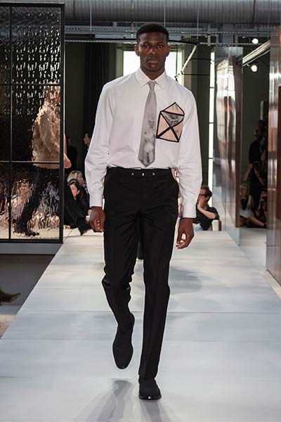 تصاميم راقية بلمسة جريئة ... اليك مجموعة Ricardo Tisci الأولى لدار Burberry